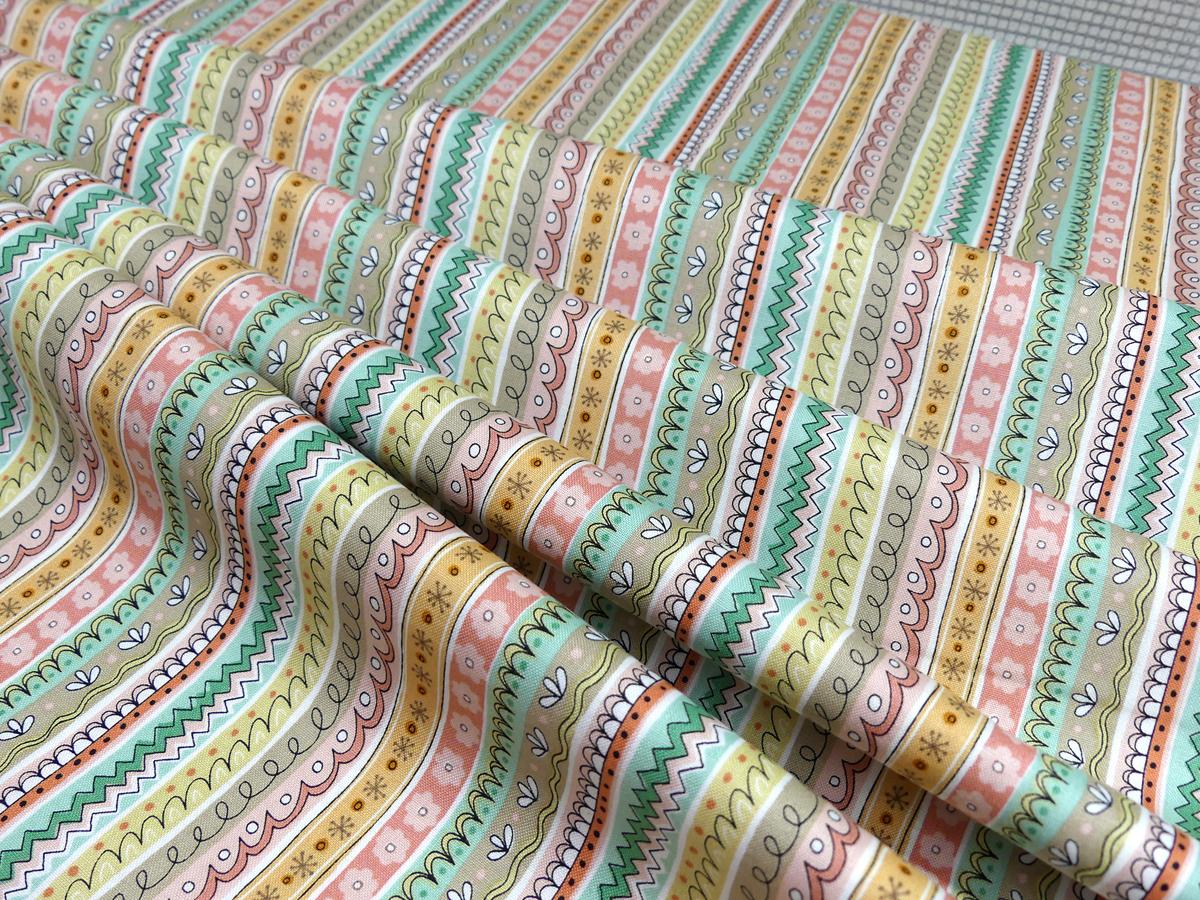 Patchwork Stoff mit bunten, gemusterten Streifen aus der Serie Doodle Days von Makower Faltenwurf